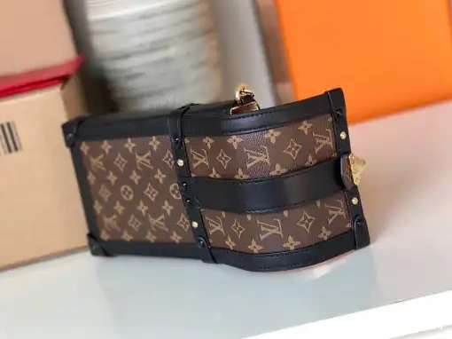 Affordable LOUIS VUITTON VERTICAL POCHETTE TRUNK 0213