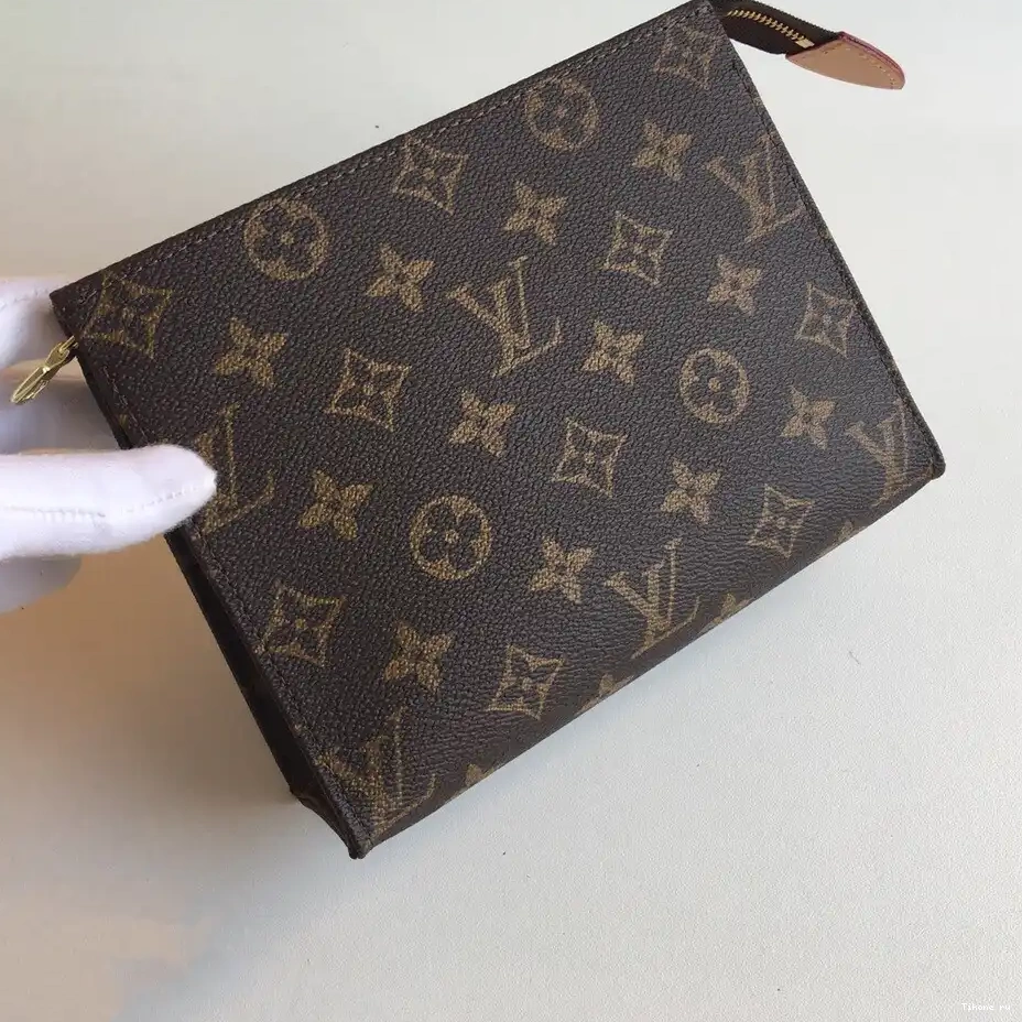 Affordable 19 TOILETRY VUITTON LOUIS POUCH 0222