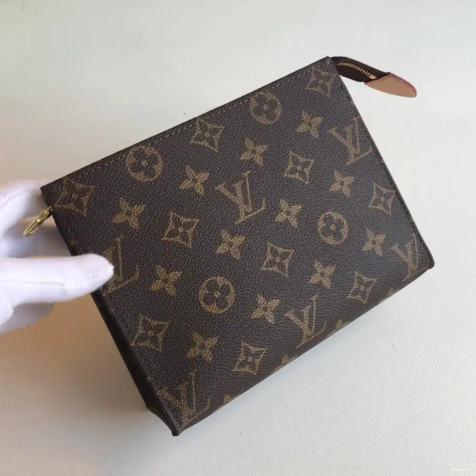 Affordable 19 TOILETRY VUITTON LOUIS POUCH 0222